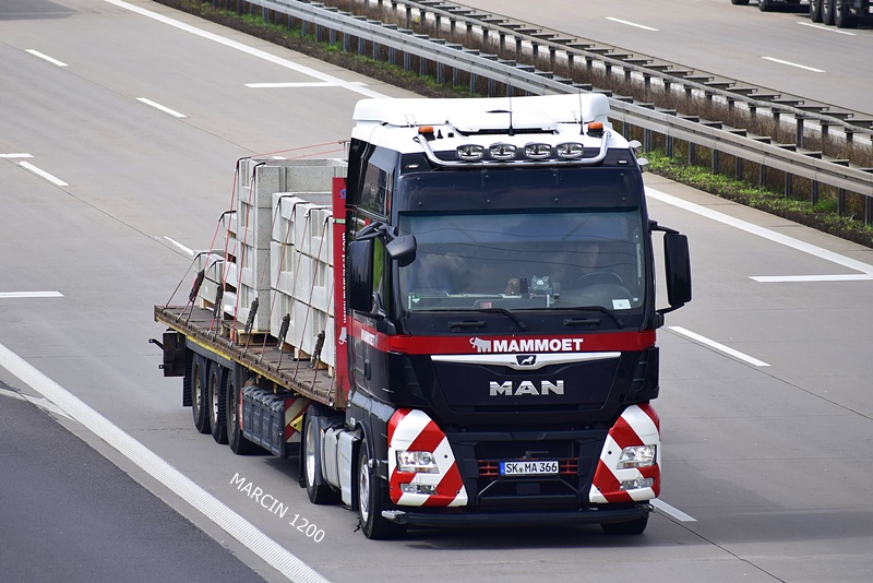 _DSC4756 MAMMOET-crop-MAN TGX II.JPG