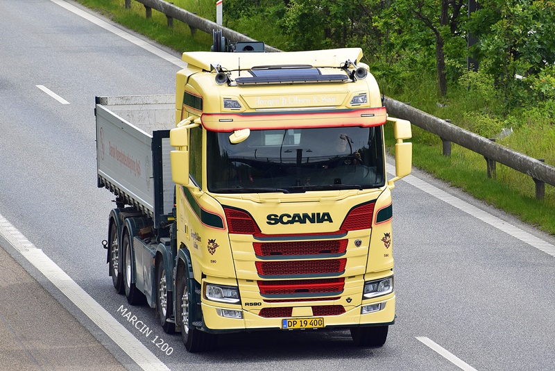 _DSC4769 JORGEN P.OLSEN&SON-crop-SCANIA R590 V8.JPG