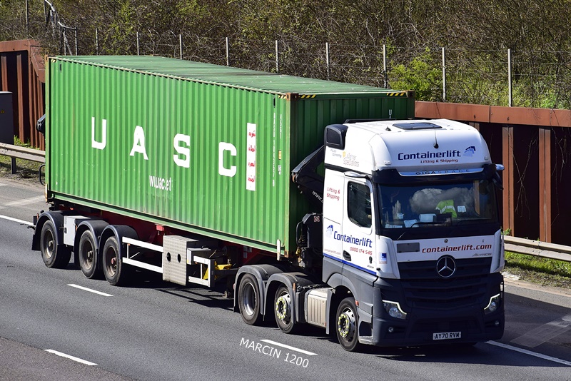 _DSC1069-crop-Containerlift-UASC-ACTROS MPV.JPG