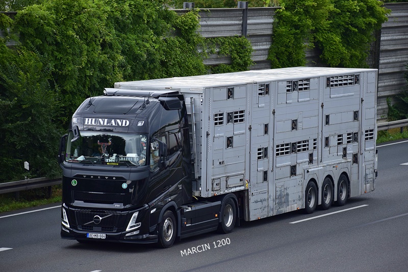 _DSC7820 HUNLAND-crop-VOLVO FH AERO.JPG
