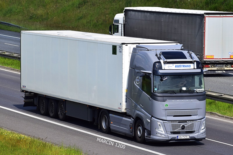 _DSC6326 KUŚTRANS-crop-VOLVO FH AERO.JPG