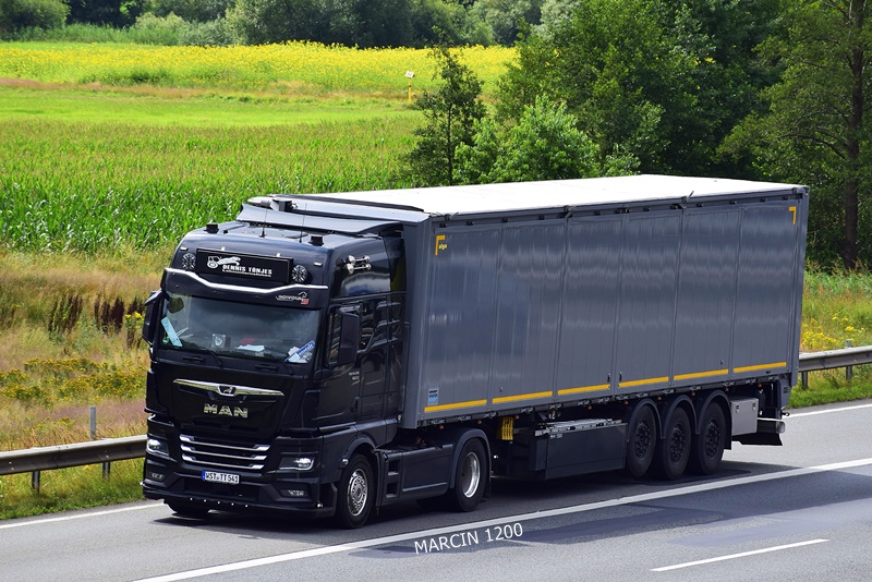 _DSC9152 DENNIS TONJES-crop-MAN TGX II INDYVIDUAL S.JPG