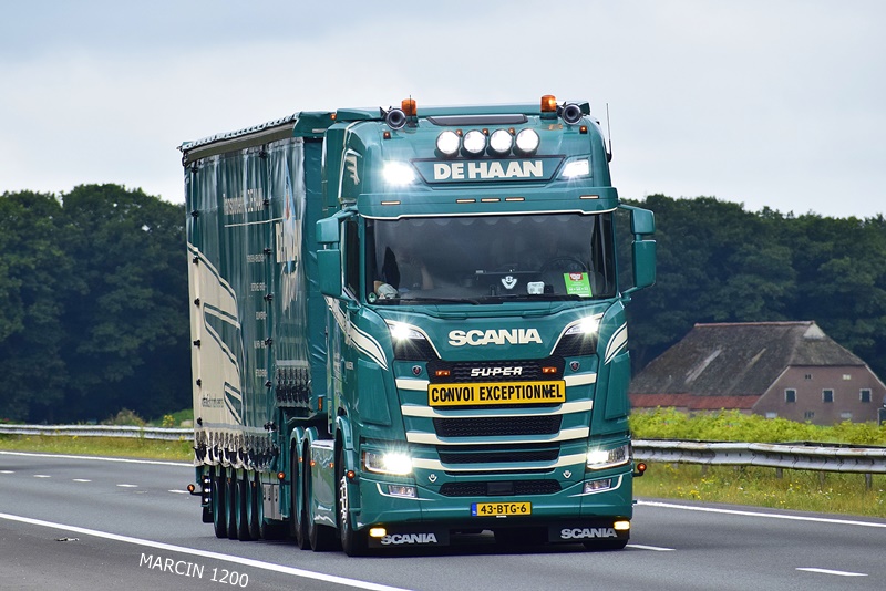 _DSC9998 DE HAAN-crop-SCANIA S V8 SUPER.JPG