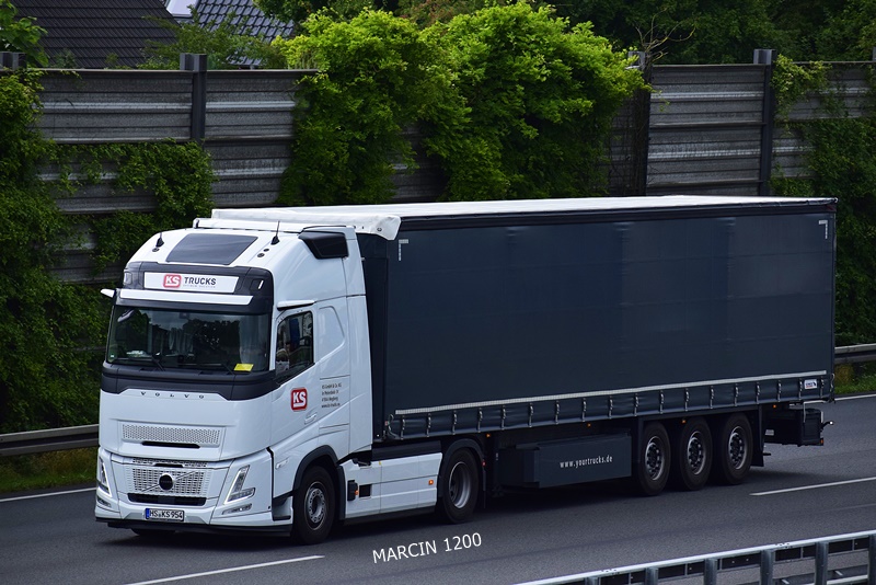 _DSC7811 KS TRUCKS-crop-VOLVO FH AERO.JPG