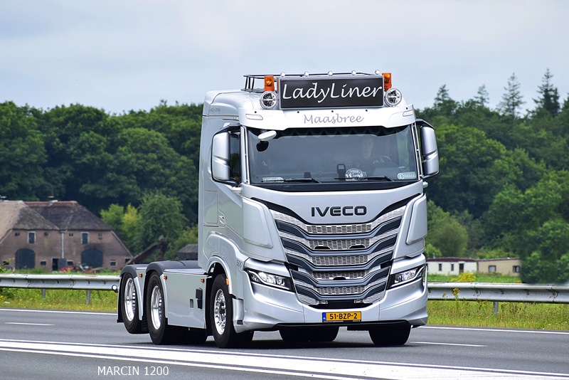 _DSC0145 LADYLINER-crop-IVECO S-WAY.JPG