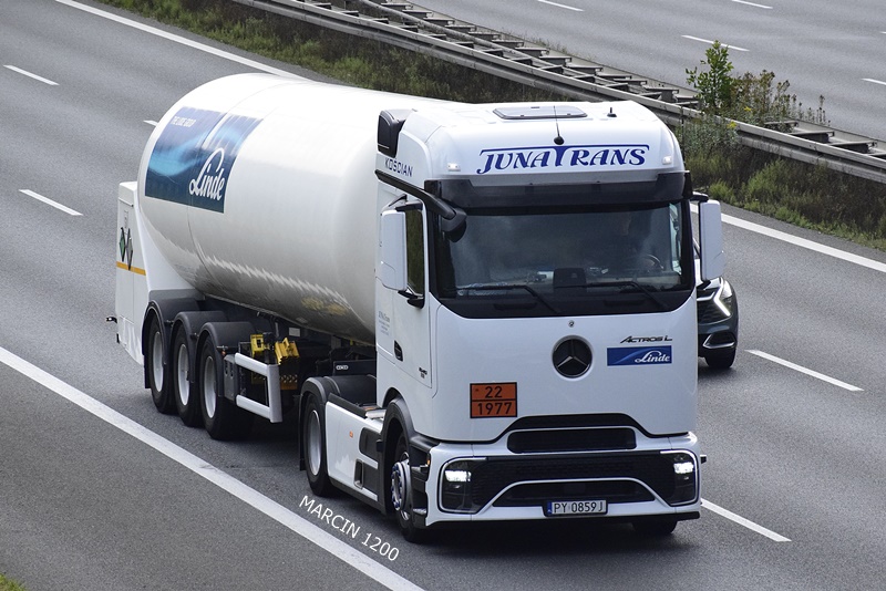 _DSC1992 JUNATRANS-crop-ActrosL ProCabin.JPG