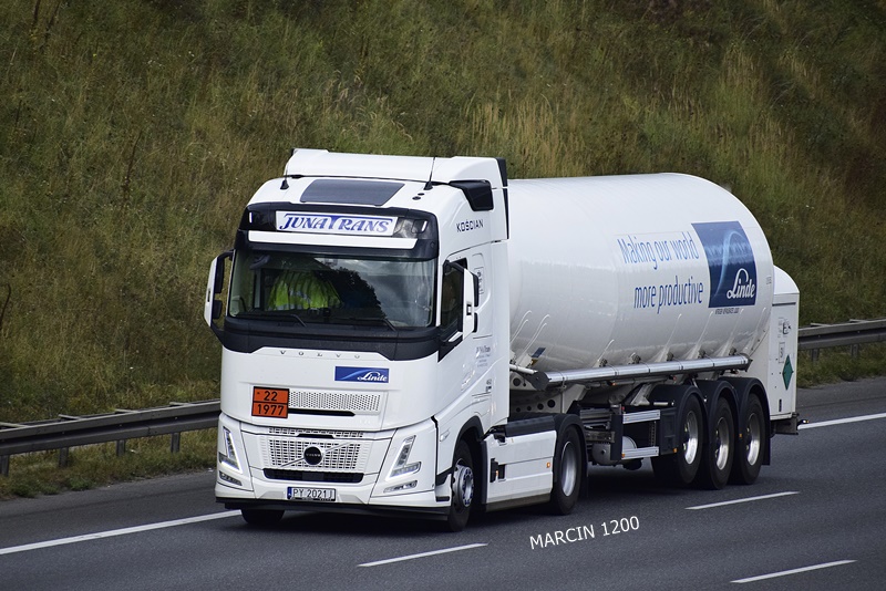 _DSC1986 JUNATRANS-crop-VOLVO FH AERO.JPG