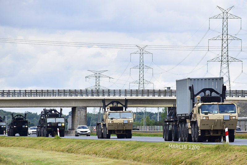 WOJSKO ZAGRANICA (8)-crop-Oshkosh M1074A1 PLS 10x10.JPG