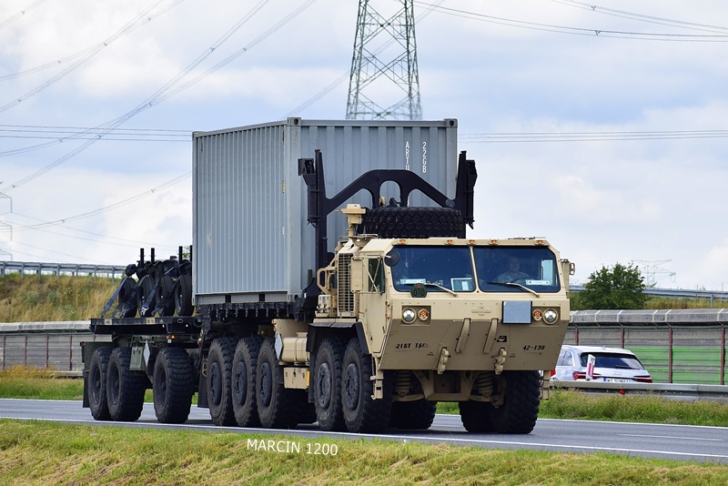 WOJSKO ZAGRANICA (9)-crop-Oshkosh M1074A1 PLS 10x10.JPG