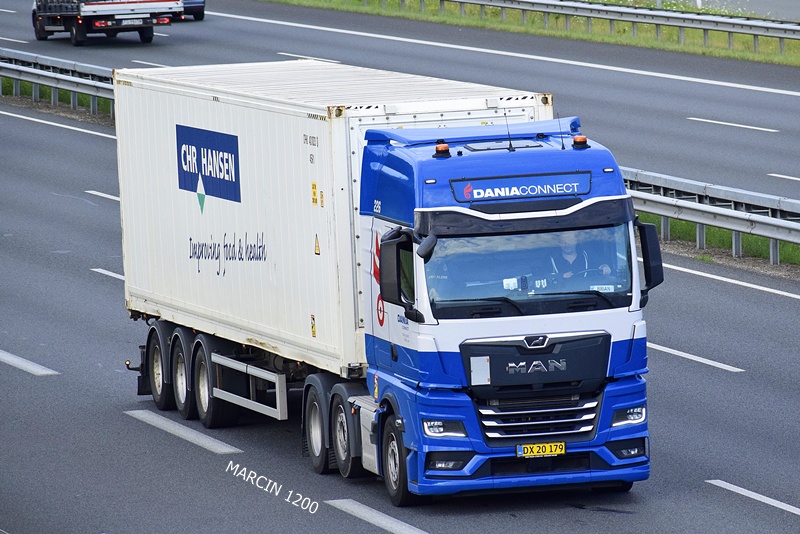 _DSC8197 DANIA CONNECT-crop-MAN TGX II.JPG