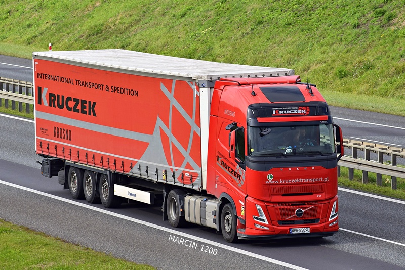 _DSC2692 KRUCZEK-crop-VOLVO FH AERO.JPG