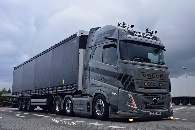 _DSC2796 HAWKINS-crop-VOLVO FH AERO.JPG