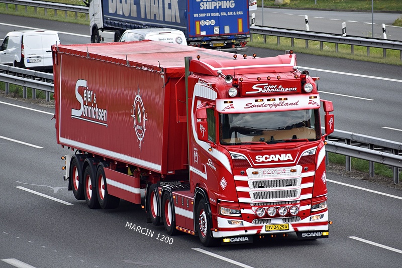 _DSC9015 Sejer & Sonnichsen-crop-SCANIA S V8.JPG