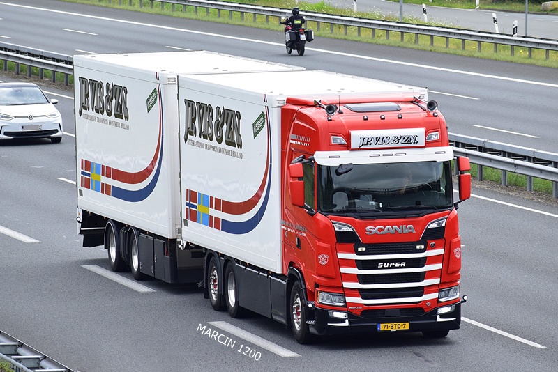 _DSC8583 JP.Vis&Zn.-crop-SCANIA S590 V8.JPG