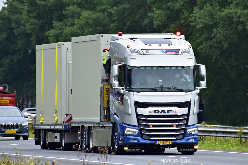 _DSC0346 POL TRANSPORT HOOGEVEEN-crop-DAF XG.JPG