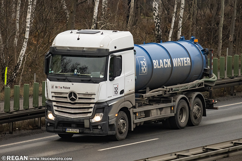 Mercedes-Benz Actros MP4 - ToiToi.jpg