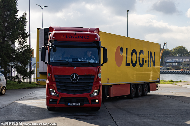 Mercedes-Benz Actros L Log-In.jpg