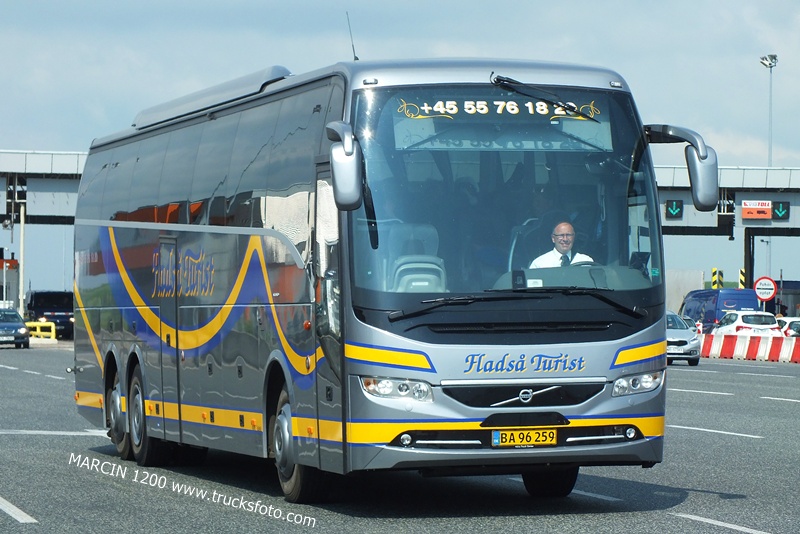 DSCF5782 AUTOBUS VOLVO-crop-FLADSA TURIST.jpg