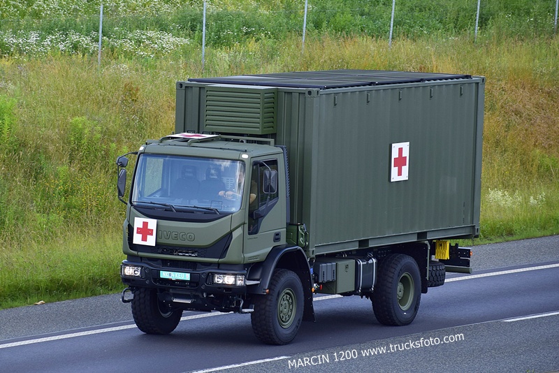WOJSKO ZAGRANICA (7)-crop-IVECO EUROCARGO 150-240.JPG