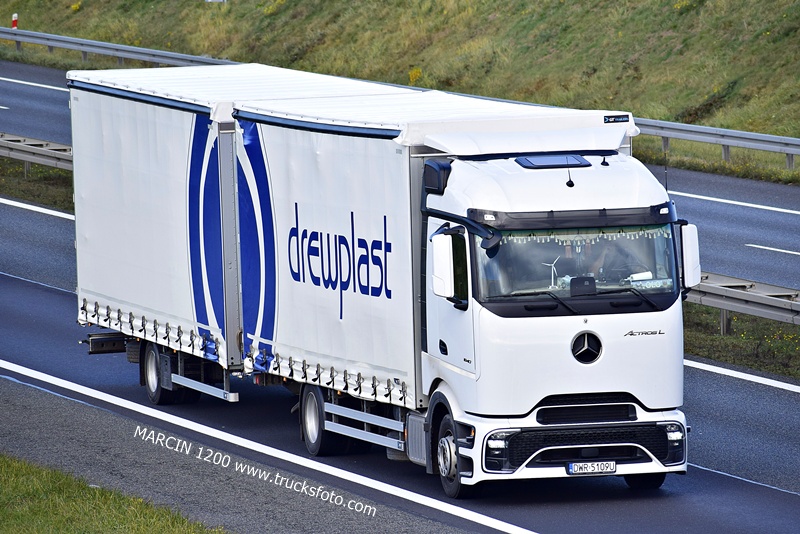 _DSC4998 DREWPLAST-crop-ActrosL ProCabin.JPG