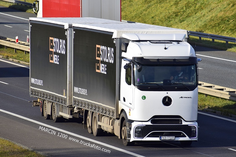 _DSC4557 STOLRUS MEBLE-crop-ActrosL ProCabin.JPG