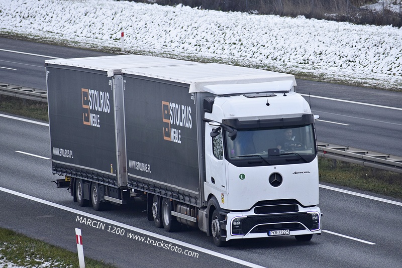 _DSC6354 STOLRUS MEBLE-crop-ActrosL ProCabin.JPG