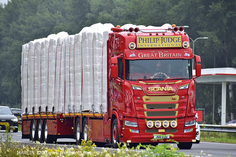 _DSC0585 Philip Judge-crop-SCANIA S V8.JPG