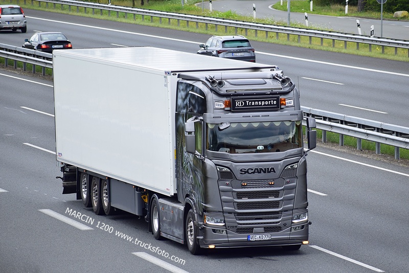 _DSC9042 RD TRANSPORTE-crop-SCANIA S770 V8.JPG