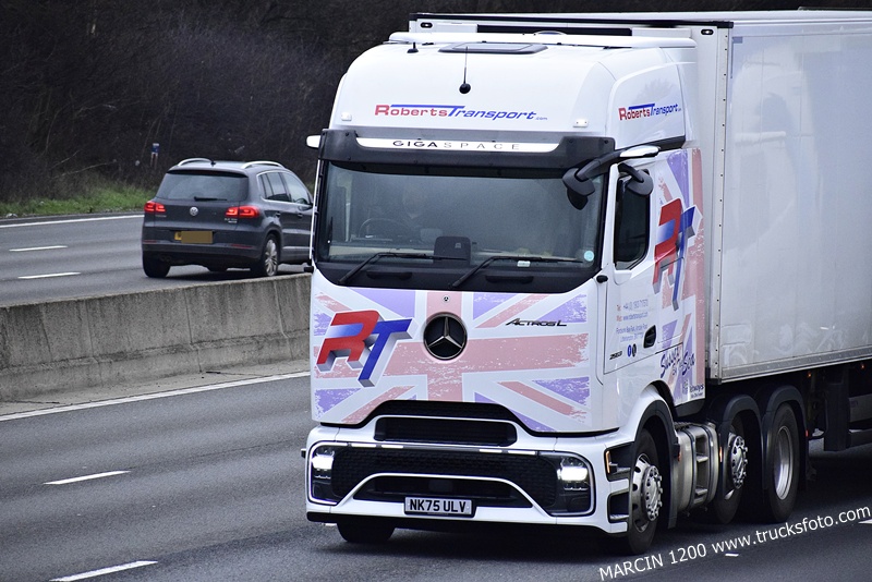 _DSC9121 ROBERTS TRANSPORT-crop-ActrosL ProCabin.JPG