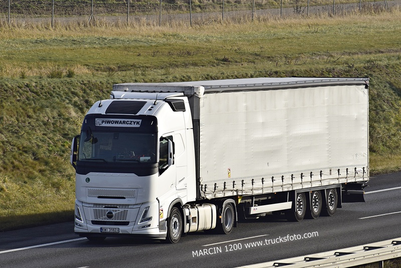 _DSC8592 PIWOWARCZYK-crop-VOLVO FH AERO.JPG