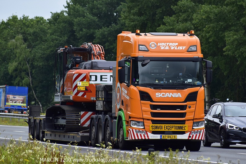 _DSC0275 HOLTROP V.D.VLIST-crop-SCANIA R V8 NG.JPG