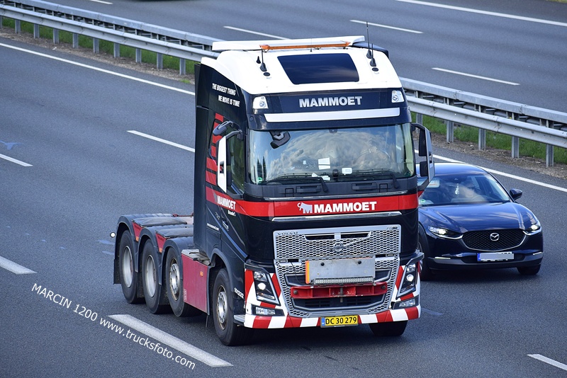 _DSC7977 MAMMOET-crop-VOLVO FH4.JPG