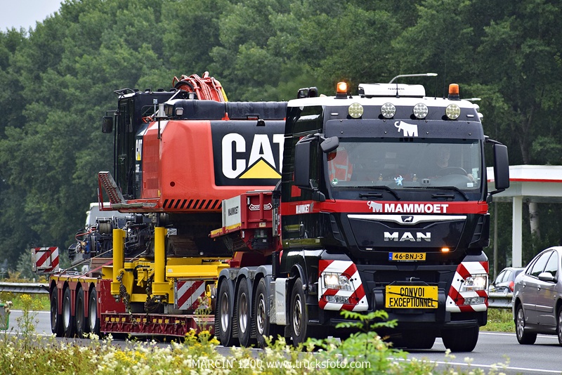 _DSC0603 MAMMOET-crop-MAN TGX.JPG
