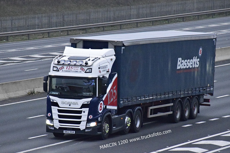 _DSC9870 R G BASSETT & SONS LTD-crop-SCANIA R450 NG 125 YEARS.JPG