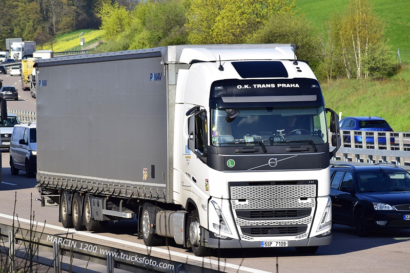 _DSC2803 O.K. TRANS PRAHA-crop-VOLVO FH5.JPG