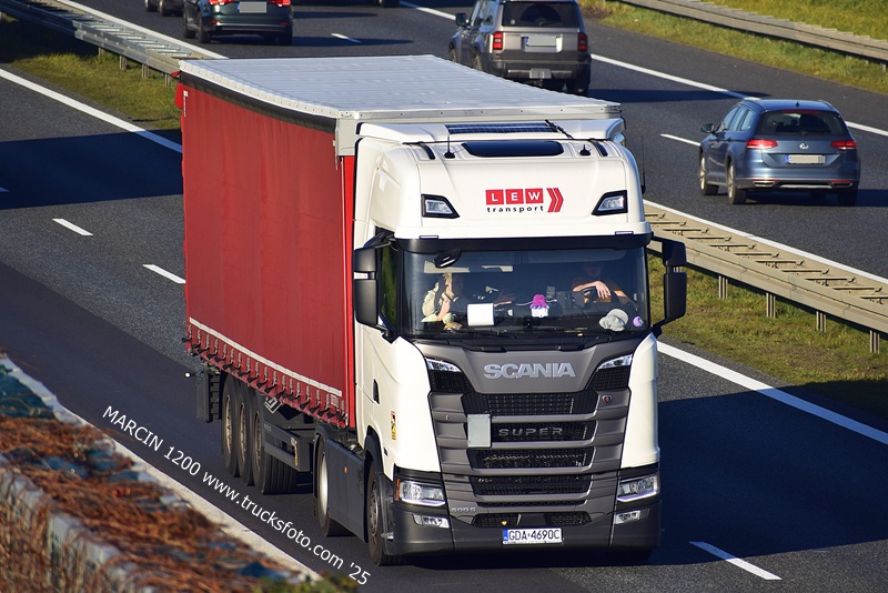 _DSC3803 LEW TRANSPORT-crop-SCANIA S500.JPG