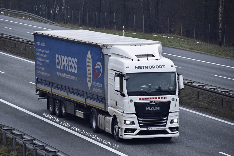 _DSC8560 METROPORT-crop-MAN TGX II.JPG