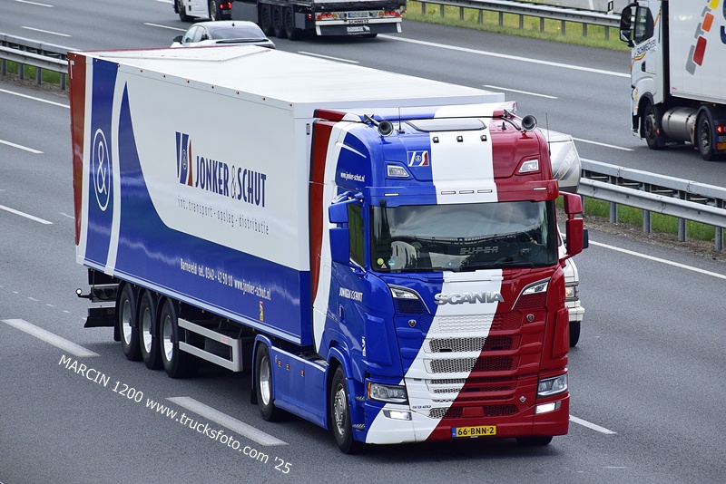 _DSC9445 JONKER&SCHUT-crop-SCANIA S520 V8.JPG