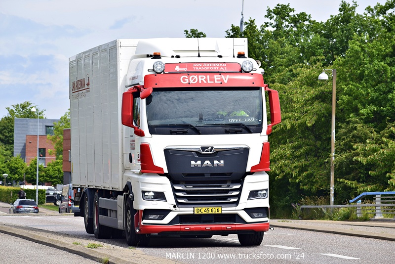 _DSC4610 JAN AKERMAN-crop-MAN TGX II.JPG