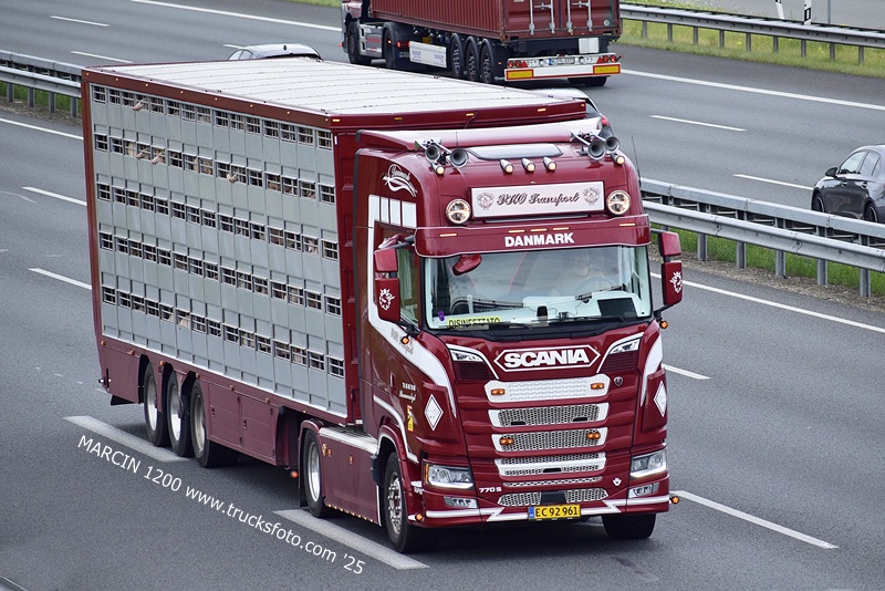 _DSC9458 PKO TRANSPORT-crop-SCANIA S770 V8.JPG