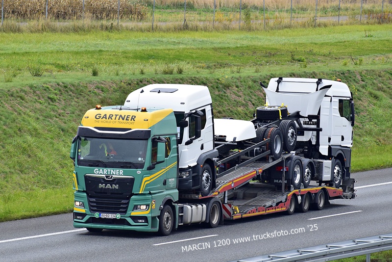 _DSC3048 GARTNER-crop-MAN TGX II.JPG