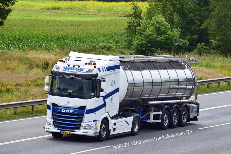 A.VAN TRIEST-crop-DAF XG.JPG