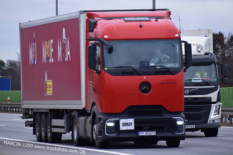 _DSC1851 BIEDRONKA-crop-Actros ProCabin.JPG