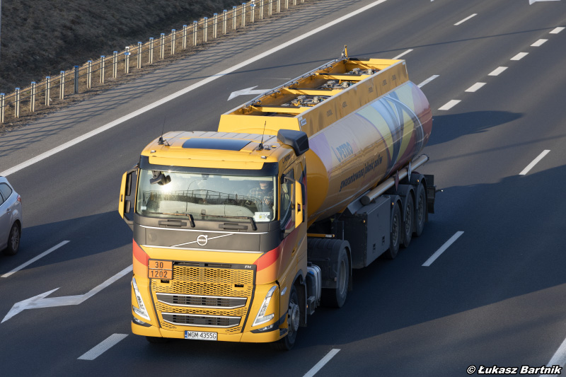 Volvo FH PetroJet.jpg