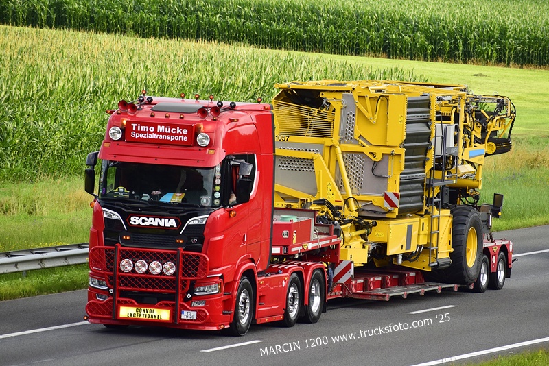 _DSC1044 TIMO MUCKE SPEZIALTRANSPORTE-crop-SCANIA S V8.JPG