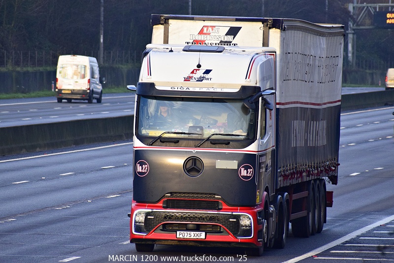 _DSC9360 Ian Robinson Transport-crop-ActrosL ProCabin.JPG