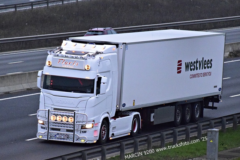 _DSC9792 FLORIS-crop-SCANIA R590 V8 NG.JPG