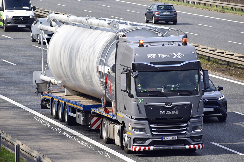 _DSC3915 Port Trans-crop-MAN TGX II.JPG