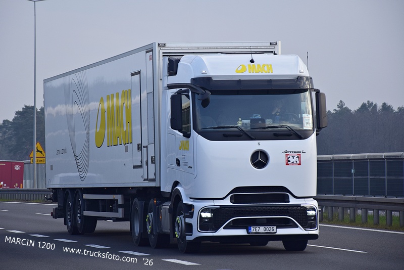 _DSC4467-crop-MACH - ActrosL ProCabin.JPG