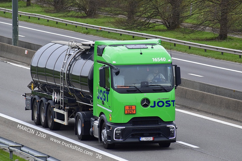 _DSC4921 JOST-crop-ActrosL ProCabin.JPG